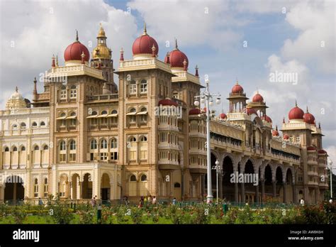  De Mysore Palace: Een Prachtige Mix van Indo-Saracenische Architectuur en Rijke Geschiedenis!