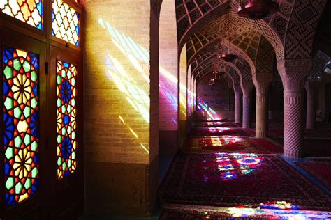 De Nasir ol-Mulk Moskee: Een Prismatische Kaleidoscoop van Licht en Kleur!