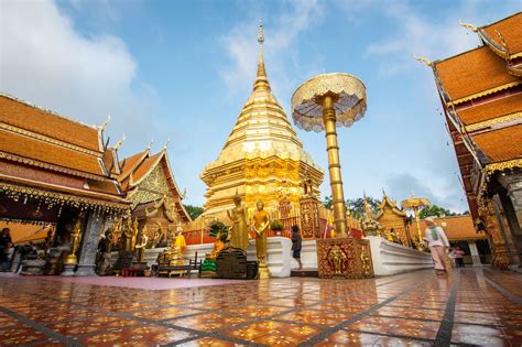  De Wat Phra That Doi Suthep: Een Goudglans op een Heilig Berg