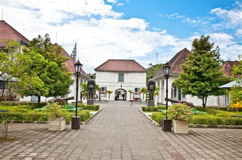 Fort Rotterdam; Een Historische Kasteel met Mysterieuze Geheimen en Adembenemende Zichten!