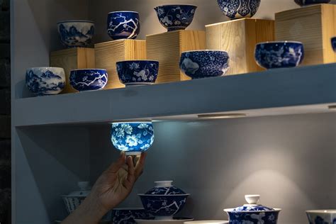 De Historische Porcelainfabriek van Jingdezhen: Een reis door eeuwenoude ambachtelijkheid!