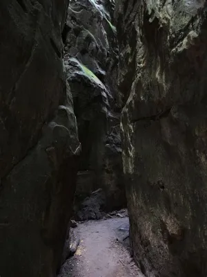 De Duivelskloof: Een mysterieuze kloof met sprankelende watervallen en eeuwenoude legenden!