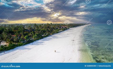 De Qianwan Zandstrand: Een Paradijs voor Kitesurfers en Zonnekloppers!