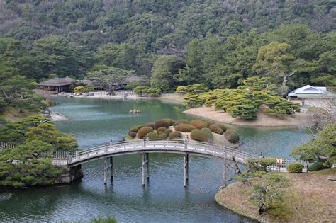 De Ritsurin-tuin: Een oase van rust en contemplatie middenin Takamatsu!