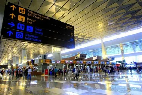 De Soekarno-Hatta Luchthaven: Een Architecturale Parel en Het Poortje naar Indonesische Avonturen!