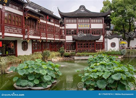 De Yu Garden: Een Oase van Rust en Klassieke Chinese Architectuur!